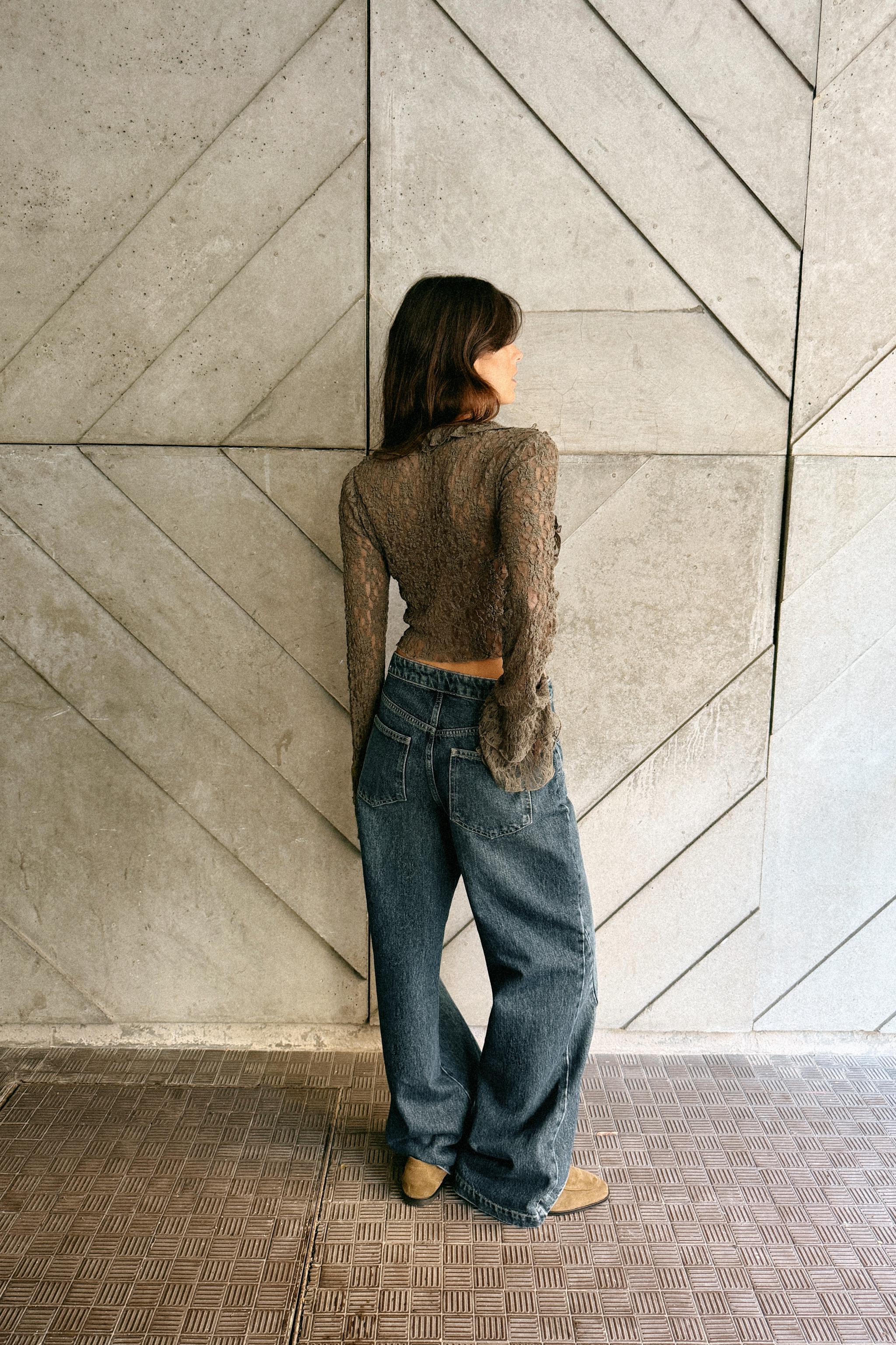 VESTE COURTE EN DENTELLE À VOLANTS